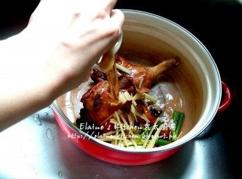 step6: 煲內放入鴨腿 , 蔥段 , 薑絲及陳皮 , 再加入冬菇水 , 上湯及適量水