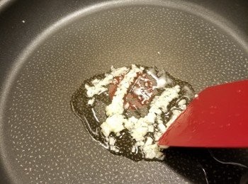 step2: 用少許油起鑊先爆香蒜頭
