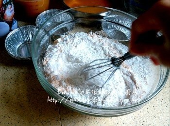 step4: 糯米粉及粘米粉用隔篩篩入大碗內 , 加入吉士粉拌勻