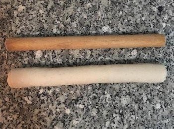 step7: 接著將麵糰捲起成長棍狀，並稍為滾ㄧ下，讓結合線那面朝下。