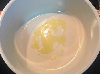 step6: 湯鍋中放入少許橄欖油，