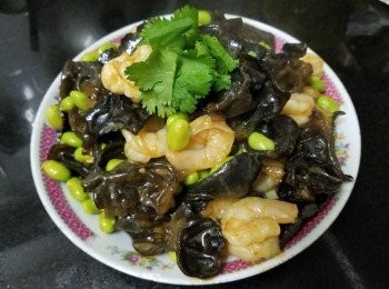 step9: 做法 :  

先將鮮木耳用 2 片薑 , 黃酒出水 5 分鐘備用 , 枝豆(毛豆) 用鹽水汋 2 分鐘 , 取出後稍為放涼去除外殼備用 , 虎蝦清洗後稍為切雙飛 , 隔乾水份用少少雞粉醃入味備用 .  燒起油鑊爆香蒜頭 , 乾蔥 , 薑片爆炒木耳 , 再加入約 300ml 水 , 雞粉 , 糖 , 柱侯醬 , 少少辣椒粉煮滾 , 再放入生根 , 枝豆用中細火煮開始至收汁後 , 再放入虎蝦蓋好煮多 1 分鐘 , 少少麻油 , 生粉水埋芡 , 完成 .