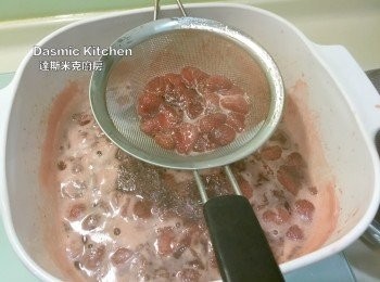 step12: 將草莓用濾勺撈出，儘量瀝乾湯汁!!