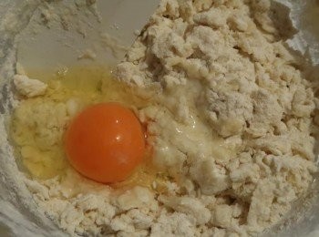 step2: 當步驟一麵糊拌至無多餘水分時，加入一顆雞蛋，將其搓揉成團。