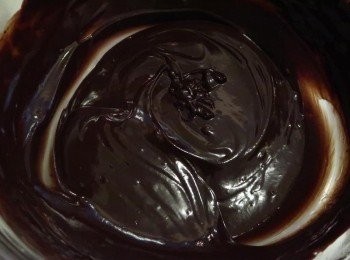 step2: 完全融化後，可以加一點點酒提香。