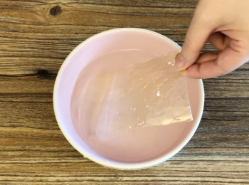 step6: 【黑芝麻慕士做法】
魚膠片用凍水浸軟,浸軟後隔走水份，座熱水至溶化備用。