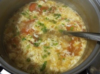 step9: 做法 :

先將免治豬肉用 1 茶匙雞粉 , 糖 , 麻油 , 生粉攪拌醃 15 分鐘 .

用約 2 公升水放入番茄 , 洋蔥 , 薑片大火滾起 30 分鐘 , 再將免治豬肉, 搓成肉丸放入 , 滾多 20 分鐘 , 可加多少少調味 , 再倒入蛋汁 , 蔥花 , 少少胡椒粉 , 麻油 , 完成 .