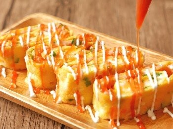 step7: 待涼後把蛋捲切件，唧上蛋黃醬和茄汁即成。