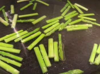 step2: 煮一鍋熱水落半茶鹽, 然後先將露荀煮兩分鐘撈起備用,