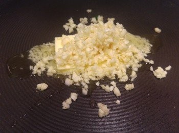step2: 把少許油和牛油爆香蒜蓉。
