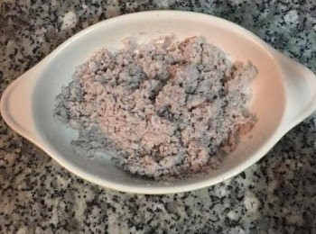 step1: 切塊的芋頭入蒸鍋蒸30分鐘蒸熟後，趁熱壓成泥備用。