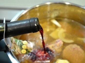 step4: 上述材料放入鍋內加水(水淹過<span class="group_1">食材</span>即可)
滷包、紅酒、醬油、鹽取適量加入鍋內水中