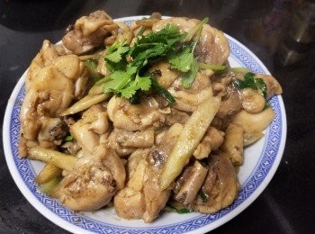 step7: 做法 :

將雞肶清洗後 , 隔乾水份切件用鹽醃 2 晚 , 烹煮前取出沖洗去除多餘鹽份 , 用黑椒 , 糖 , 雞粉 , 辣椒粉 , 胡椒粉 , 麻油將雞件放入醃 1 小時 .

將牛蒡去皮切片用少少鹽水浸泡 , 避免出現鐵锈色 .

燒紅油鑊放入薑片 , 將雞件上少少生粉 ,  煎至半熟上碟 , 再爆香蒜頭 , 乾蔥 , 薑片放入牛蒡快炒 , 再將雞件回鑊 , 加約 500ml 水 , 少少糖 , 少少雞粉 , 少少老抽蓋好焗煮 2 分鐘 , 再轉大火煮至收汁 , 放入蔥段 , 少少麻油