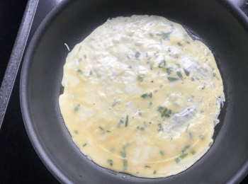 step2: 平底穫熱油及加入已發好的蛋漿，此時將軟軟的米紙整塊鋪在蛋漿上面。