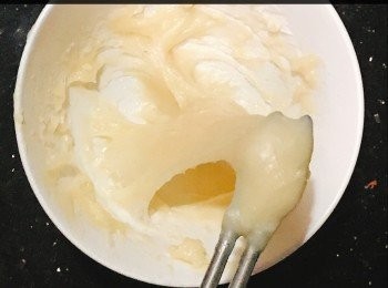 step1: 糯米粉、奶、糖攪拌均勻。