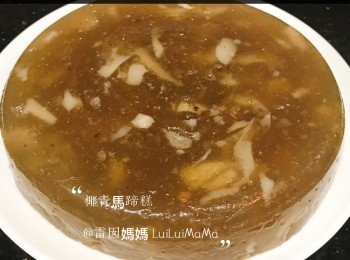 step1: 先開椰青，椰青水過篩隔雜質留起備用，椰肉處理乾淨，切絲備用