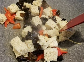 step6: 加入烤麩及雲耳炒勻