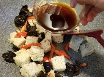 step7: 再加入已拌勻砂糖及水的素蠔油炒勻