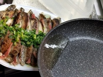 step7: 蒸好後淋上適量滾油及淋上蒸魚豉油即可(如果蒸好時水份太多隔去水份)