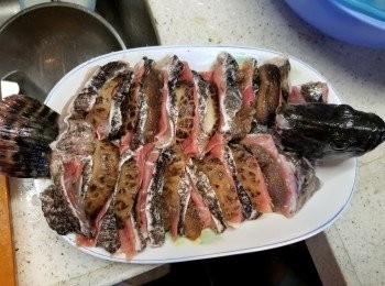 step6: 先將魚骨及魚頭放入碟中,再將一片魚肉,一片冬菇,一片火腿排上魚兩邊,中間放上切粒的莞茜及蔥,用大火將魚蒸7-8分鐘(時間是因應魚大細而定)