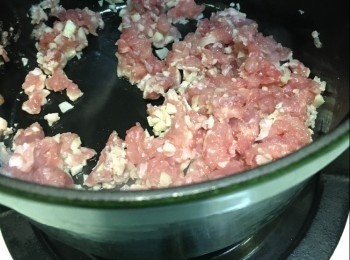 step9: 燒紅鍋，下油，中火炒香蒜蓉及肉碎至8成熟，倒入清雞湯及黄糖中大火煮滾，放入粉絲煮約3分鐘，加入九肚魚中大火煮滾，轉小火加蓋煮8分鐘，熄火，不要打開蓋焗8分鐘，至魚熟透(如魚未熟可開大火煮1-2分鐘直至魚熟透)，灑上魚露、特濃麻油及冬菜，即成。