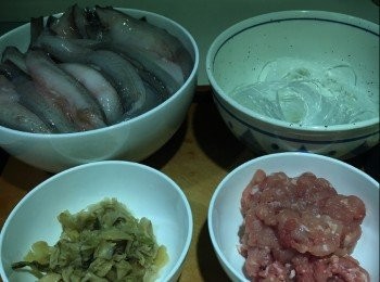 step1: 材料：(3 - 4人份量)
九肚魚 1份(約2斤)
肉碎 4両(梅頭肉碎)
粉絲 1包(細包裝)
冬菜 3湯匙
清雞湯 1杯
蒜蓉 1湯匙
魚露 1湯匙
特濃麻油 1湯匙
黃糖 1/2茶匙