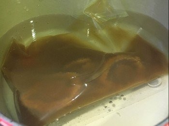 step3: 原袋真空鮑魚放入一鍋清水，水要蓋過，水滾後慢火煮1小時，熄火，不要打開鍋蓋焗1小時，盛起，鮑魚汁留下 。