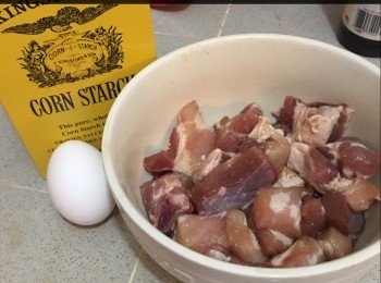 step1: 先將腩排洗乾淨，
用<span class="group_2">醃料</span>醃15分鐘