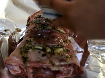 step5: 將餘下的混合調味料掃在羊肉捲上