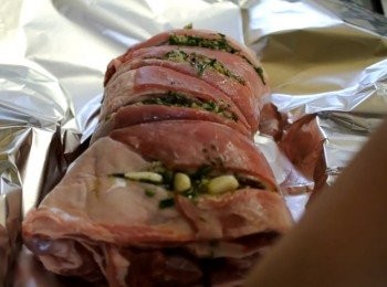 step4: 錫紙上鋪上洋蔥, 將羊肉捲放上, 再將餘下的蒜頭切片放在坑裡