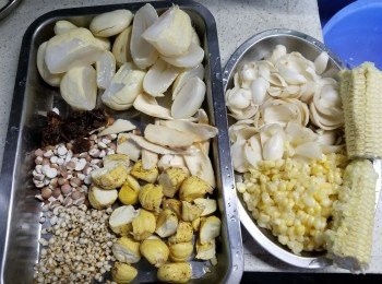 step1: 將所有材料洗淨,粟米拆粒,連埋粟米芯一齊煮,海底椰及栗子肉剪開兩邊待更出味,鮮百合洗去泥,用4公升食用開水煮2小時加入鹽調味即可