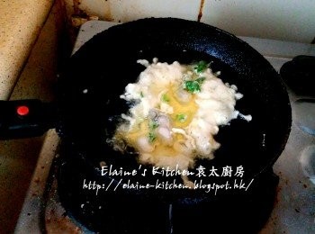 step8: 燒紅鑊(加多少許油)將適量粉漿放入鑊中 , 蠔餅開始膨脹後不停淋滾油上面