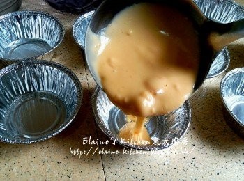 step8: 糕盆掃上少許油 , 將麵湖倒入約九成滿