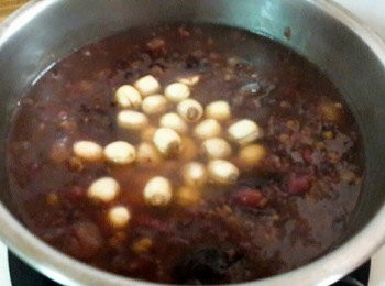 step4: 煮好二次後取出 , 加入洗淨的蓮子和核桃用中火(瓦斯爐)煮15分鐘