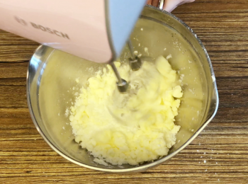 step1: 【撻皮做法】
無鹽牛油室溫放軟後，加入鹽和糖霜用打至幼滑,之後分數次加入蛋汁拌勻及加入已過篩的低筋粉用括刀拌勻成糰。