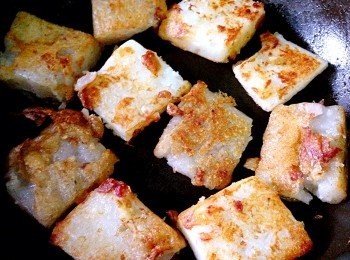 step1: 先將籮白糕/芋頭糕取出切片，用廚紙印走多餘的濕氣及水份