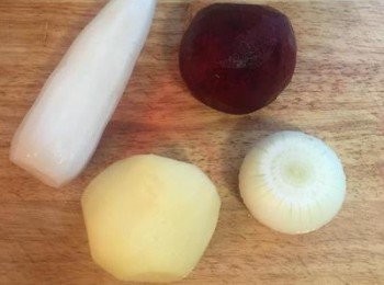 step3: 煮排骨時，可進行<span class="group_1">食材</span>的處理，蘿蔔、馬玲薯、洋蔥、甜菜根削去皮。