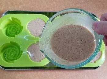 step6: 將粉漿放入蒸盤內。