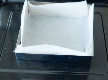 step2: 烘焙紙放入容器內