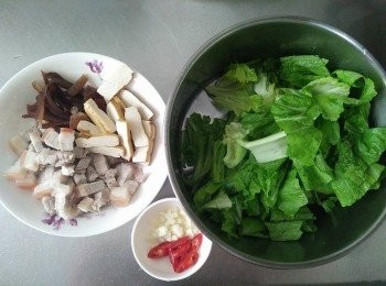 step1: 刈菜洗淨並切段，木耳洗淨並切絲，豆干洗淨並切塊，三層肉【澎湖豬肉】洗淨，辣椒斜切，蒜頭切碎，備用；