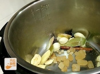 step2: 高速煲落油爆香蒜頭、薑片、香葉、八角、桂皮、冰糖