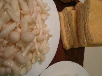 step2: 豆腐切粒, 油揚一開二分成六件備用。