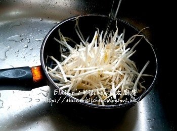 step1: 銀芽放入煲內加入水 , 用慢火拌勻煮至滾 , 盛起銀芽用水沖一沖洗及瀝乾