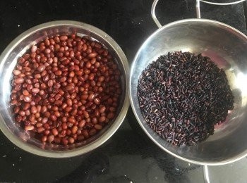 step1: 紅豆沖洗，預先浸泡5-6小時; 黑糯米沖洗，浸泡1小時, 水倒去