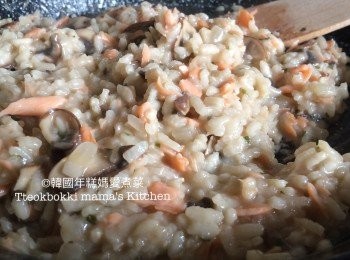 step5: 加入適量鹽和黑胡椒粉調味拌勻即可。