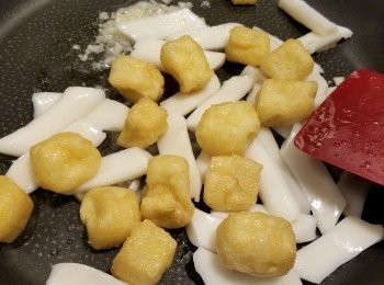 step3: 加入己經浸軟的年糕及豆腐卜炒勻