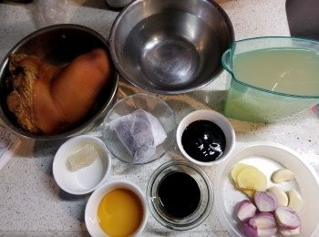 step5: 預備好所有<span class="group_2">調味料: </span>清雞湯500g ,蠔油2湯匙 ,老抽1湯匙 ,紹興酒1湯匙 ,食用開水500g  ,冰糖  1粒約20g , 蒜頭3粒,蔥頭3粒,薑3片
