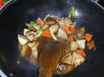 step6: 以原鍋使用，先將蔥段（蒜頭）放入爆香之後，再放入紅蘿蔔片及香菇炒至六分熟
