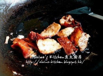 step13: 燒鴨皮放入鑊中爆香出油份 , 盛起去掉