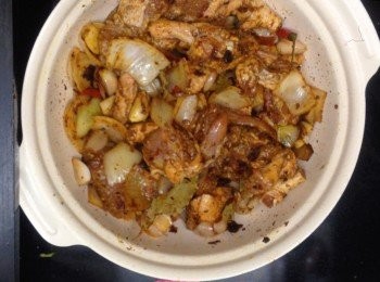 step10: 之後加蓋先用中火煮5分鐘，之後開蓋翻炒一次
之後再加蓋，每5分鐘開蓋翻炒一次，